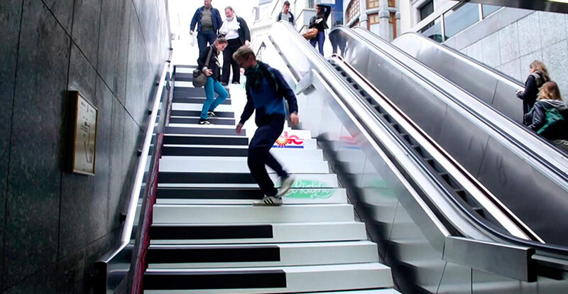 ناج مارکتینگ روی پله‌های متروی استکهلم